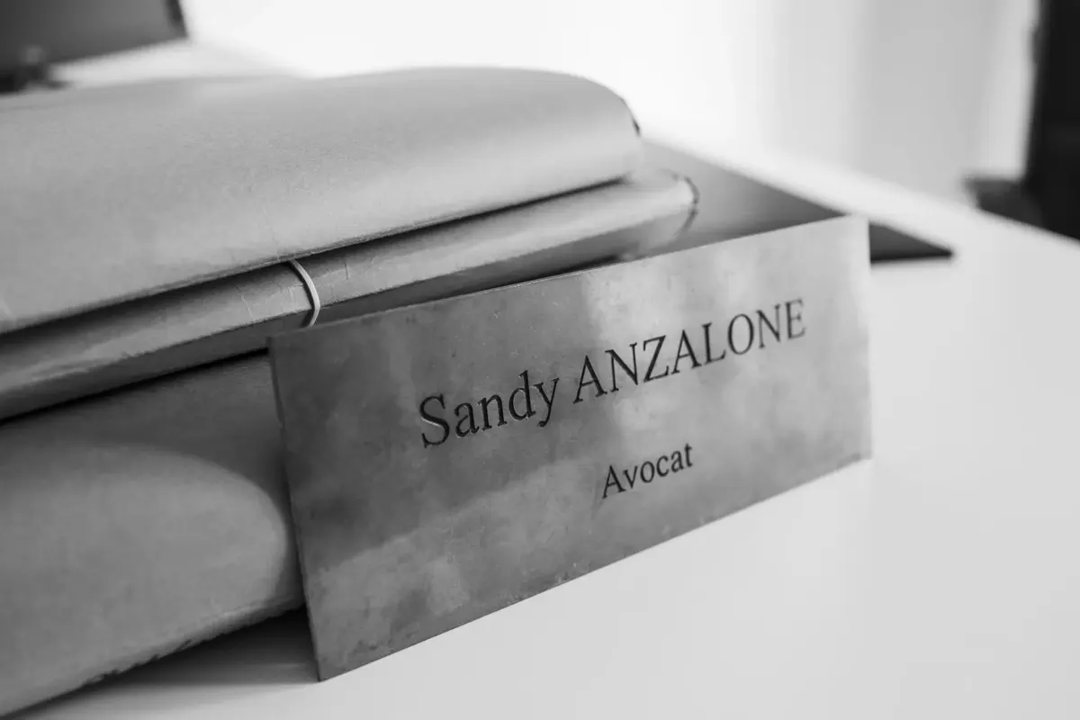 Plaque Sandy Anzalone, Avocat, au cabinet du 1 rue Sainte à Marseille